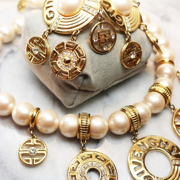 🎉 Host Pick ✨Vintage GIVENCHY LOGO Pearl Necklace - Picture 14 of 14